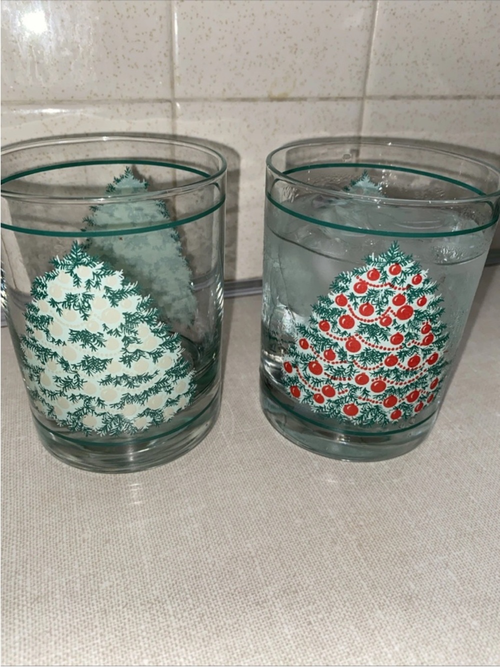 VTG Avon Christmas Color Changing Magic Glasses 12 oz Tumblers 1985 Set of 2